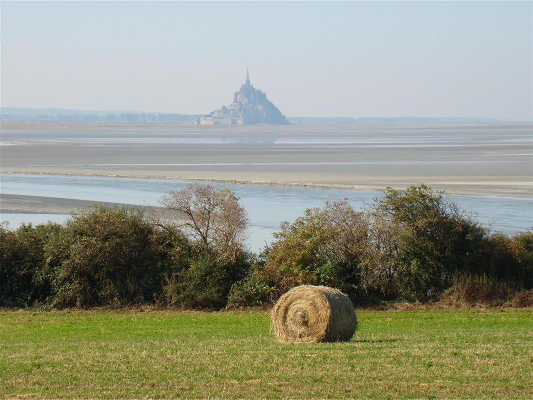 Entre Mont St Michel Et Merveille Vains Exteriör bild